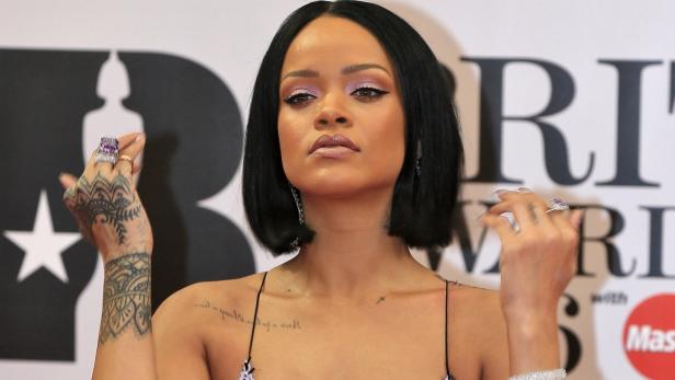 Rihanna hat einen großen Fan von ihr auf Twitter vorgeführt. Ein 16-jähriges Mädchen ließ sich für ihren Abschlussball ein Outfit schneidern, das einem grünen Jumpsuit von Rihanna nachempfunden war.