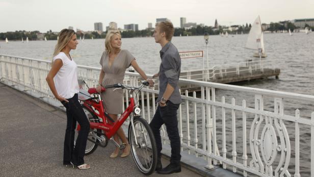 Platz 20. Hamburg, Deutschland: Befragt man einen Hamburger zum Thema Radfreundlichkeit, wird er vermutlich anfangen, über die katastrophale Stadtplanung und die schlechten Radwege zu schimpfen. Tatsächlich, lassen die Markierungen etwas zu wünschen übrig, doch Radwege sind fast überall zu finden und viele Einheimische sind, vor allem in den Wohngegenden, auf ihren zwei Rädern unterwegs.