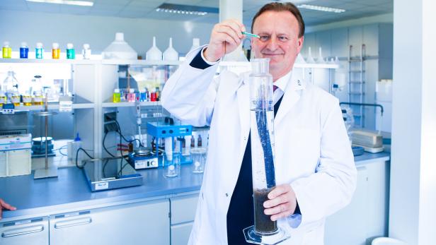 Nonkonform und genial: Der Chemiker Ulrich Kubinger (57) ist Chef und Eigentümer des Abwasserspezialisten VTA mit Sitz in Rottenbach. Seine Produkte filtern Schmutz und Mikroschadstoffe aus Kläranlagen.