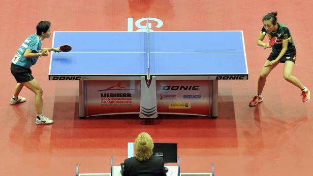 AUSTRIA TABLE TENNIS EUROPEAN CHAMPIONSHIPS Zwei Tischtennisspielerinnen während eines Spiels an einem blauen Tisch.