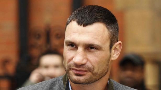 Ein Porträt von Vitali Klitschko, der zur Seite blickt.