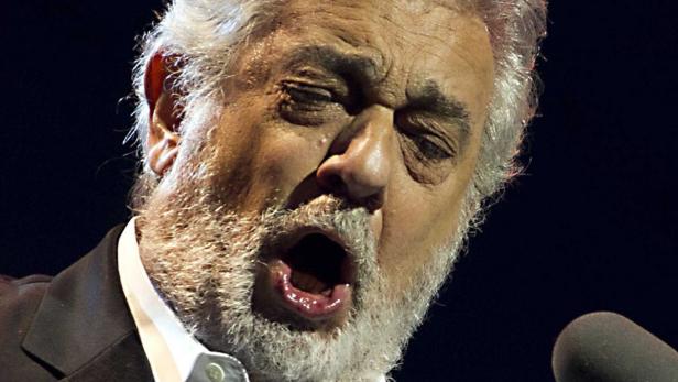 Plácido Domingo singt mit geschlossenen Augen in ein Mikrofon.