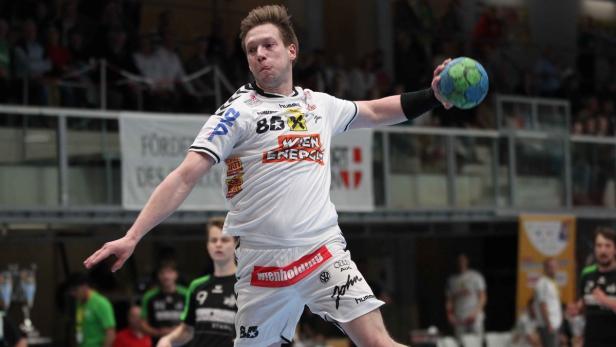 Ein Handballspieler wirft einen Ball während eines Spiels.