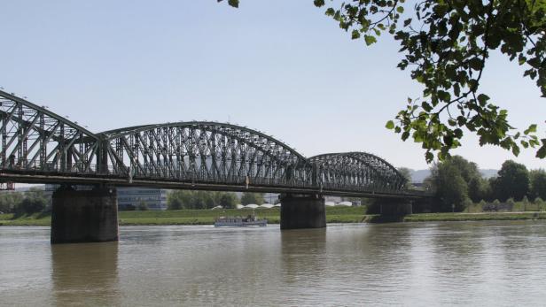 Die Eisenbahnbrücke in Linz wird abgerissen und neu errichtet.