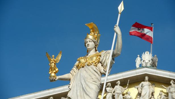 Die Pallas-Athene-Statue vor dem österreichischen Parlamentsgebäude in Wien.