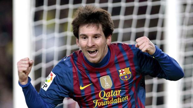 Lionel Messi jubelt in seinem Trikot des FC Barcelona vor einem Fußballtor.