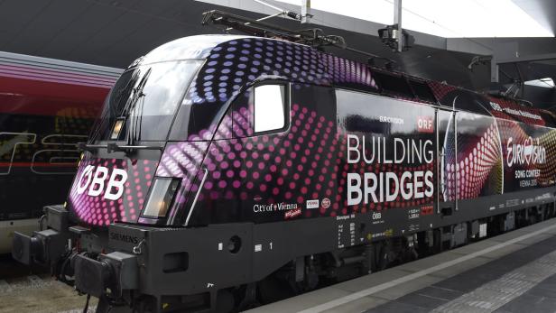 Auf den Lokomotiven prangt neben dem ESC-Logo das Motto: &quot;Building Bridges&quot;