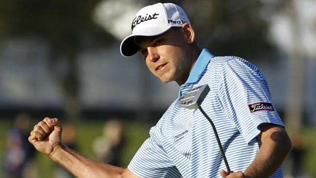 Ein Golfspieler ballt die Faust vor Freude.