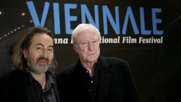 Michael Caine und ein weiterer Mann vor dem Schriftzug der Viennale.