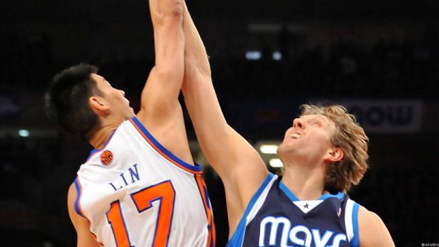 Jeremy Lin und Dirk Nowitzki während eines Basketballspiels.