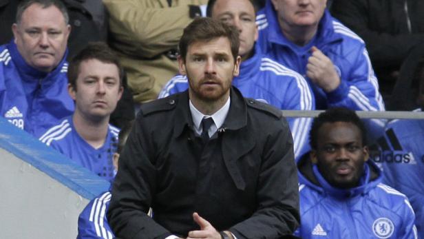 André Villas-Boas sitzt während eines Spiels auf der Bank des FC Chelsea.