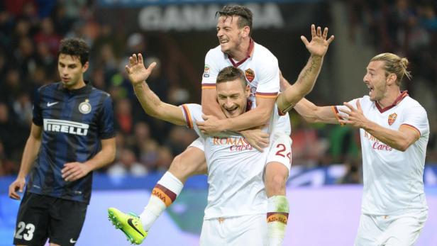 Fußballspieler von AS Rom feiern ein Tor.