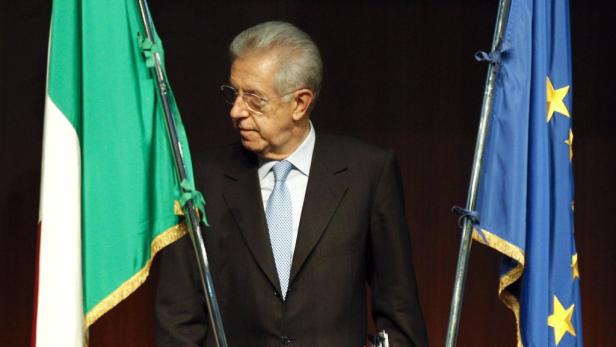 Sergio Mattarella steht zwischen der italienischen und der europäischen Flagge.