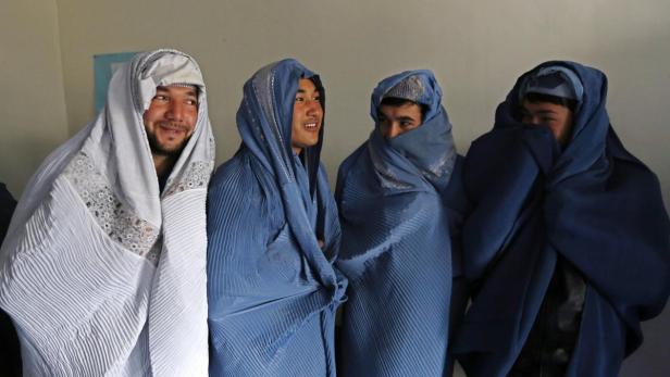 Im Vorfeld des Internationalen Frauentages am 8. März haben sich mehrere afghanische Männer in Burkas gehüllt.