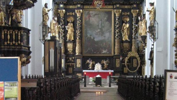 Pfeil aus Kerzen führt zum Altar, dort wurde ein Kruzifix aufgebahrt.