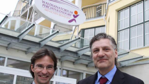 Zwei Männer in Anzügen vor dem Waldsanatorium Perchtoldsdorf.