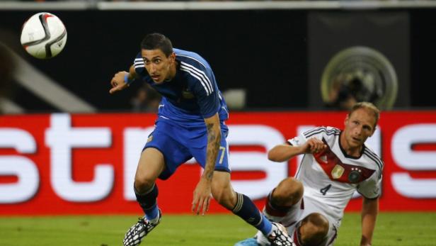 Ángel Di María im Duell mit einem deutschen Spieler während eines Fußballspiels.