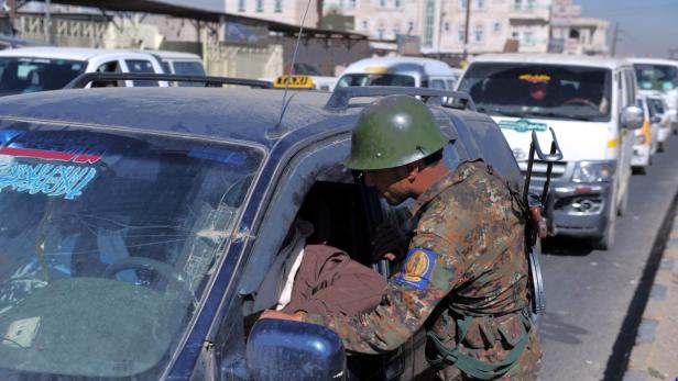 epa03516075 A Yemeni soldier searches a vehicle at a checkpoint in Sana&#039;a, Yemen, 22 December 2012, as authorities step up security measures after three western tourists were kidnapped in the Yemeni capital. Unidentified gunmen had kidnapped three foreigners on 21 December in Sana&#039;a, local media reported citing witnesses. The foreigners, said to be two Finnish and an Austrian national, were abducted from Tahrir Square in central Sana&#039;a. Several foreigners have been kidnapped in recent months in Yemen by tribesmen demanding the release of prisoners and other concessions from the federal government. EPA/YAHYA ARHAB