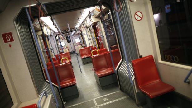 APA10703696 - 18122012 - WIEN - ÖSTERREICH: In einem U-Bahn-Waggon der U6 ist eine 23-jährige Frau am Montag kurz nach 18.00 Uhr vergewaltigt worden. Erst als Fahrgäste zustiegen, ließ der Mann von seinem Opfer ab. Im Bild: Eine leer Garnitur der Linie U6 am Dienstag, 18. Dezember 2012. APA-FOTO: GEORG HOCHMUTH
