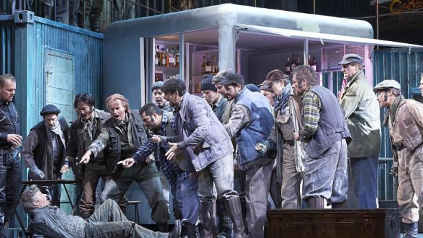 Ein Containerdorf mit Minnies Schenke im Zentrum: Marco Arturo Marelli inszenierte die Puccini-Oper im Wiener Haus am Ring. Jonas Kaufmann (am Boden liegend) ist der gesuchte Bandit Ramerrez.