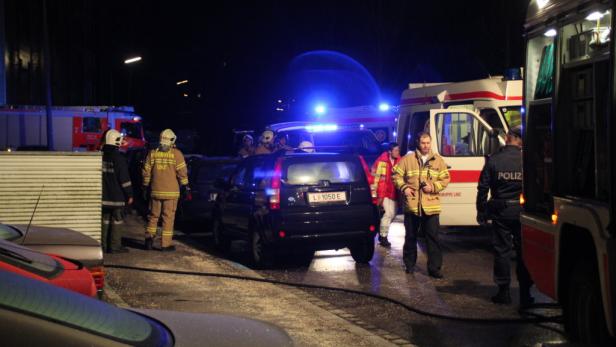 Einsatzkräfte von Feuerwehr, Rettungsdienst und Polizei bei einem Einsatz in der Nacht.