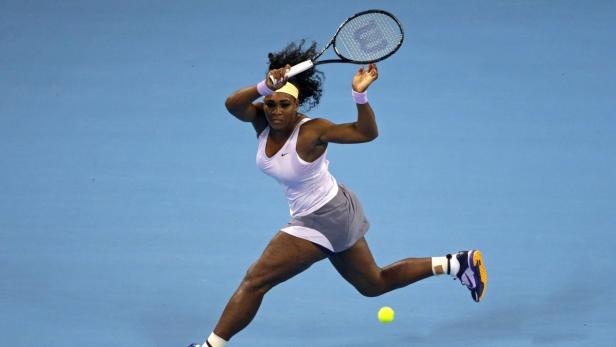 Serena Williams schlägt einen Tennisball während eines Spiels.