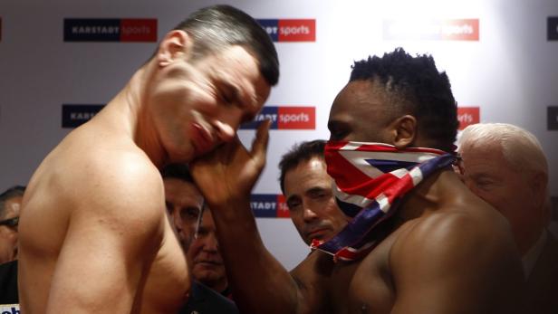 44 Der englische Box-Exzentriker Dereck Chisora gibt Schwergewichtsweltmeister Vitali Klitschko bei der Abwaage eine deftige Watsch’n und wird zur Strafe tags darauf vom Ukrainer im Ring verprügelt.