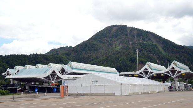 Am Karawankentunnel steht das Zelt für das Grenzmanagement bereit