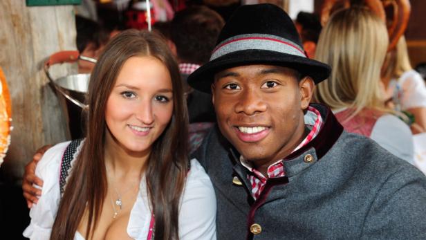 Auf der Wiesn: Bayerns David Alaba mit Freundin Katja Butylina.