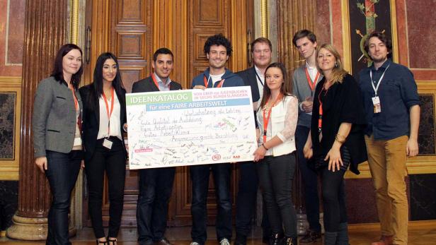 Eine Gruppe junger Leute präsentiert einen „Ideenkatalog für eine faire Arbeitswelt“.