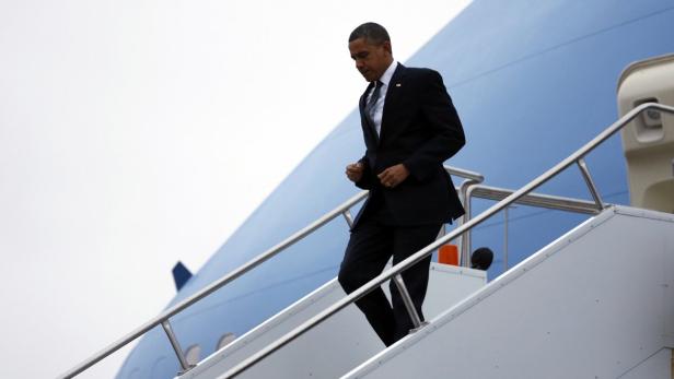 U.S. President Barack Obama steps out from Air Force One in East Granby, Connecticut December 16, 2012. Obama will meet with families of victims of Friday&#039;s shooting at Sandy Hook Elementary School in Newtown, Connecticut and speak at a vigil. REUTERS/Kevin Lamarque (UNITED STATES - Tags: POLITICS CRIME LAW)
