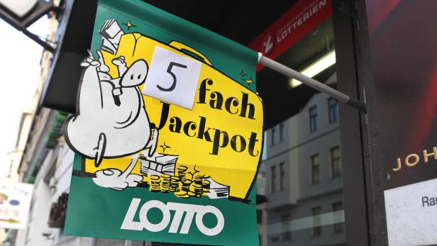 Ein Werbeplakat für den 5-fachen Lotto-Jackpot mit einer Comicfigur und Geldstapeln.