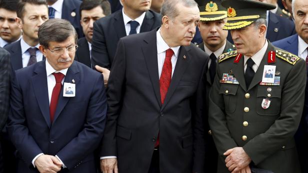 Bruch zwischen Premier Davutoglu (l.) und Präsident Erdogan