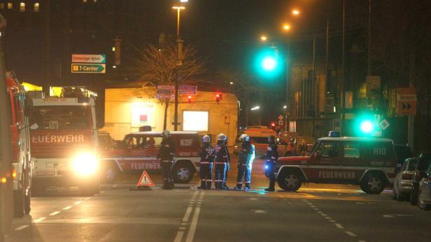 Einsatz der Feuerwehr auf einer nächtlichen Straße in der Nähe des T-Centers.