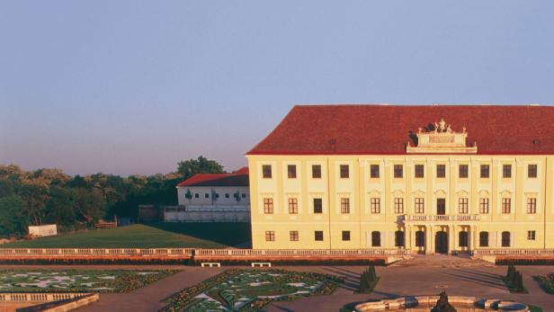 Schloss Hof mit seinem Barockgarten im Morgenlicht.