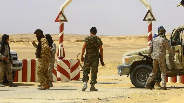 Das Al-Ghani-Ölfeld, hier auf einer früheren Aufnahme, wurde mittlerweile von regulären Truppen zurückerobert – sie stießen auf elf Leichen.