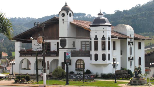Das Rathaus von Treze Tílias, Brasilien, mit einem Denkmal im Vordergrund.