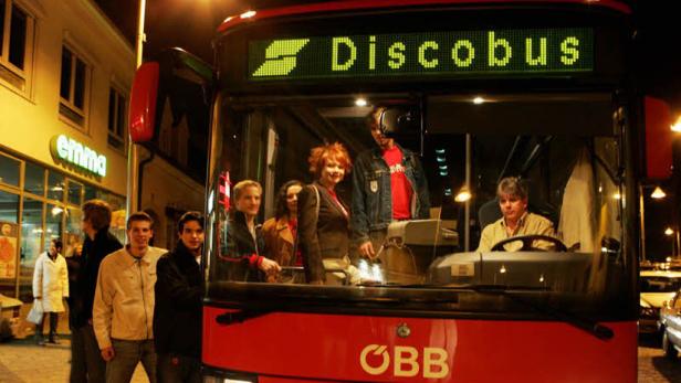Ein „Discobus“ der ÖBB mit Fahrgästen bei Nacht.