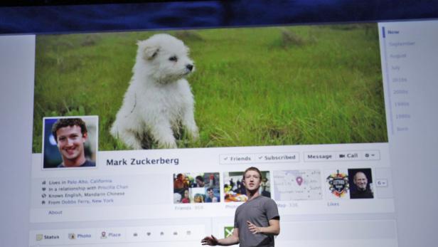 Mark Zuckerberg präsentiert seine Facebook-Seite mit einem Foto von sich und seinem Hund.