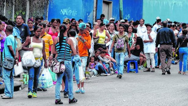 Lange Schlangen Wartender vor jedem Geschäft in Venezuela.