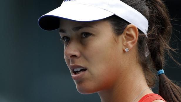 Ana Ivanović mit weißem Visor während eines Tennisspiels.
