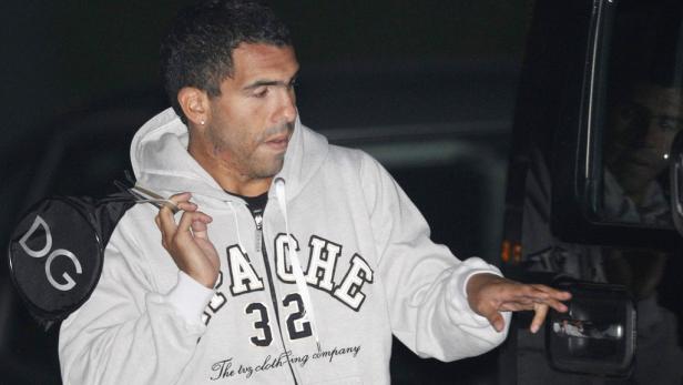 Carlos Tévez mit einer Golftasche auf dem Weg zu einem Auto.