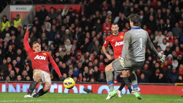 epa03518230 Manchester United&#039;s Javier Hernandez ( L ) scores the winning goal past Newcastle United&#039;s Tim Krul ( R ) during English Premier League soccer match at Old Trafford, Manchester, Britain, 26 December 2012. EPA/PETER POWELL DataCo terms and conditions apply. http//www.epa.eu/downloads/DataCo-TCs.pdf