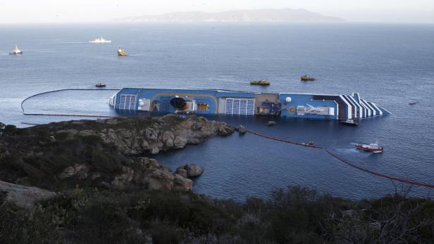 Das havarierte Kreuzfahrtschiff Costa Concordia liegt vor der Küste der Insel Giglio.