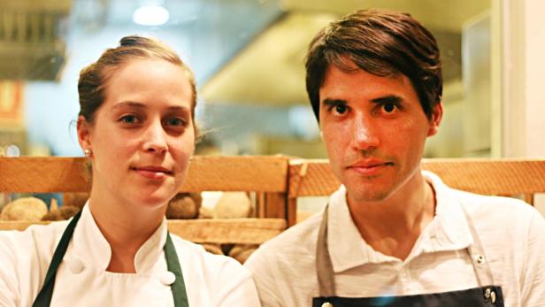 1. Platz: Central in Lima (Peru) Virgilio Martinez (im Bild mit Pia León) hat sich heuer nach dem 4. Platz im Vorjahr an die Spitze des Restaurant-Rankings vorgearbeitet. Sein 2009 eröffnetes Lokal führt schon seit der Eröffnung die Riege der Top-Lokale der Umgebung an und gilt als erste Anlaufstelle für peruanische Avantgarde-Küche. In Europa nennt man in schon den &quot;René Redzepi der Anden&quot;.