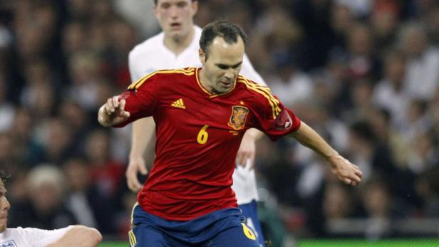 Andrés Iniesta im spanischen Nationaltrikot während eines Fußballspiels.