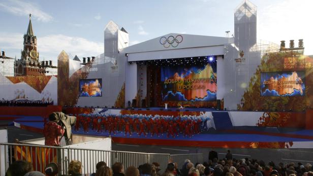 Unter starken Sicherheitsvorkehrungen hat in Moskau der Fackellauf für die Olympischen Winterspiele 2014 in vier Monaten im Schwarzmeerkurort Sotschi begonnen.