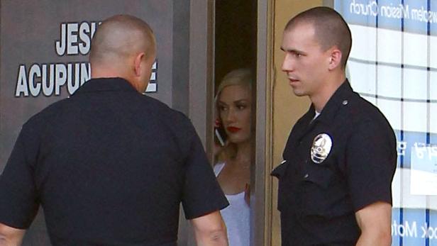 Gwen Stefani soll wegen eines angeblichen Stalkers die Polizei alarmiert haben. Die 'No Doubt'-Sängerin wurde von Paparazzi fotografiert, wie sie in Los Angeles zögerlich aus ihrem Akupunktur-Studio des Vertrauens auf die Straße spähte und sich offenbar nicht heraus traute.