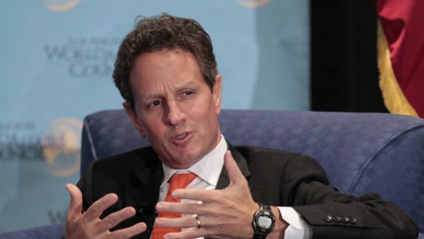 U.S. Treasury Secretary Timothy Geithner speaks during a panel discussion hosted by the Los Angeles World Affairs Council titled &quot;The U.S. and World Economies: An Overview&quot; in Los Angeles, California in this July 31, 2012 file photo. Geithner plans to stay into early next year to help the Obama administration forge a deal with lawmakers to avert the looming fiscal crisis, the White House said on November 9, 2012. REUTERS/Mario Anzuoni/Files (UNITED STATES - Tags: BUSINESS POLITICS)