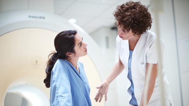 Eine Ärztin bespricht mit einer Patientin den Ablauf einer MRT-Untersuchung.